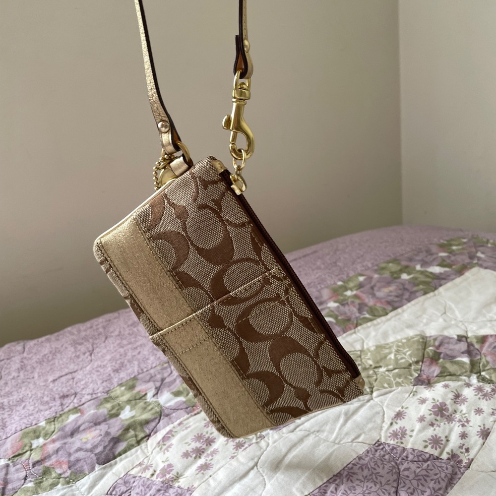 𝘊𝘰𝘢𝘤𝘩 𝘞𝘳𝘪𝘴𝘵𝘭𝘦𝘵⭐️ - Picture 4 of 5